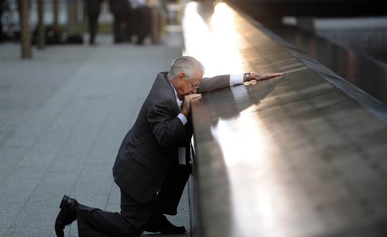 რობერტ პერასა, რომელმაც 11 სექტემბრის ტერაქტის დროს დაკარგა ვაჟი – რობერტ დევიდ პერასა, იჩოქებს 9/11-ის მემორიალის იმ მონაკვეთთან, სადაც მისი შვილის სახელი წერია.