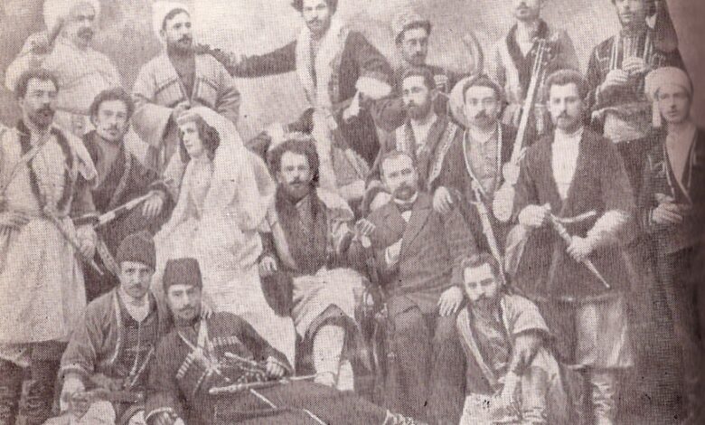 მელიტონ ბალანჩივაძის (სურათის ცენტრში, პალტოში) მომღერალთა გუნდი, მარცხნიდან კოტე მაყაშვილი, ზურაბ აბდუშელიშვილი, იოსებ მაყაშვილი, ოსიკო ბარათაშვილი, 1898 წ.